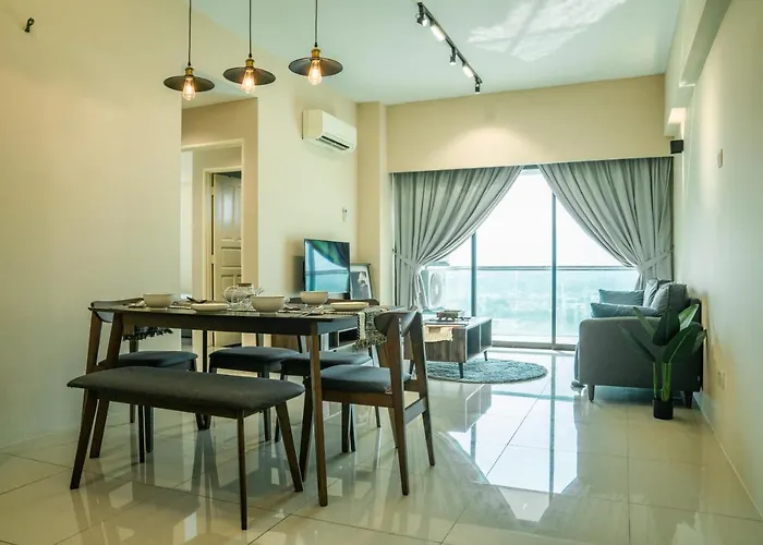 Cosy City-View Suite In Town